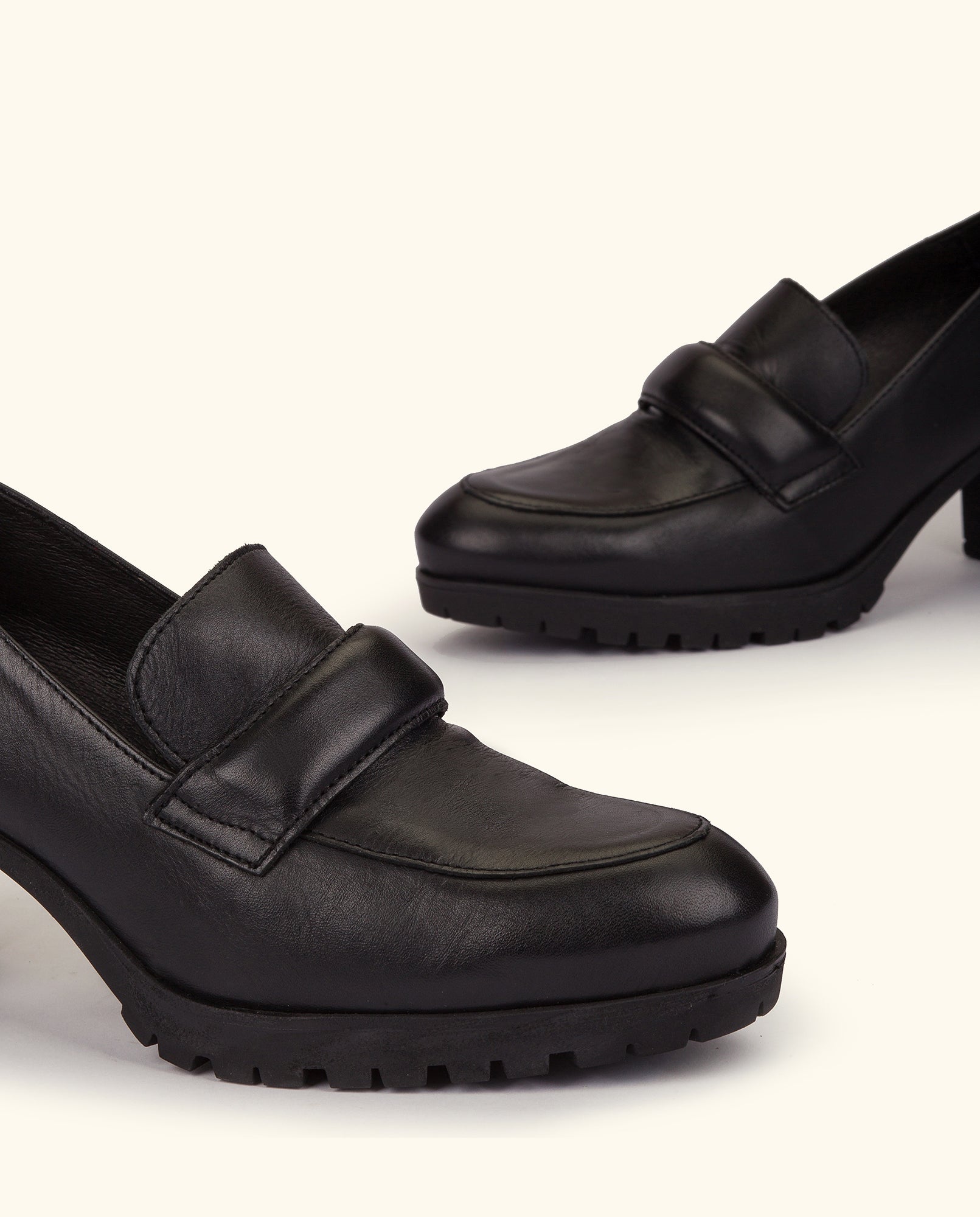 Heeled shoe PRAGA-013 black